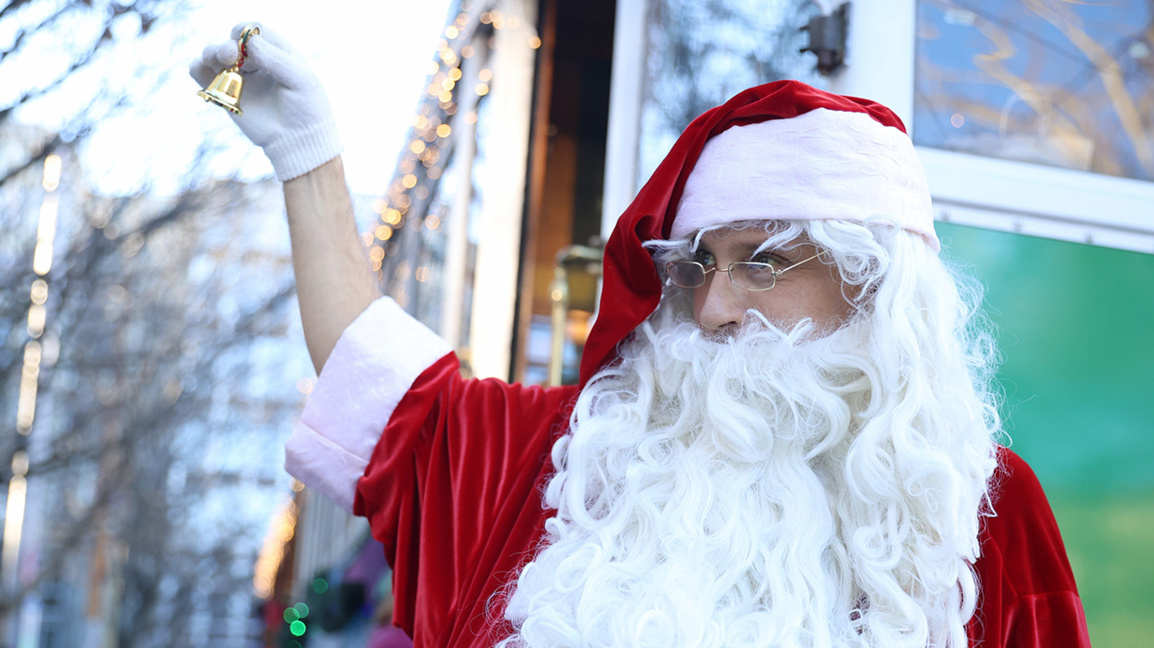 Οι κάτοικοι της Σόφιας σε  βόλτα με τον Άγιο Βασίλη και ένα ρετρό τραμ