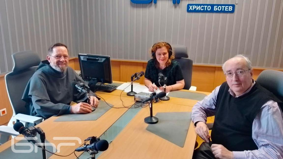 Архимандрит Ярослав Барткиевич, Ана-Мария Кръстева и Тони Николов (отляво надясно)