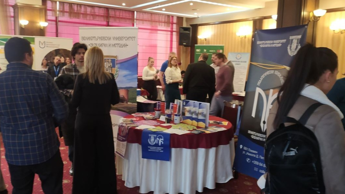 Голям интерес в Плевен към изложението "Избирам да уча и остана в България"