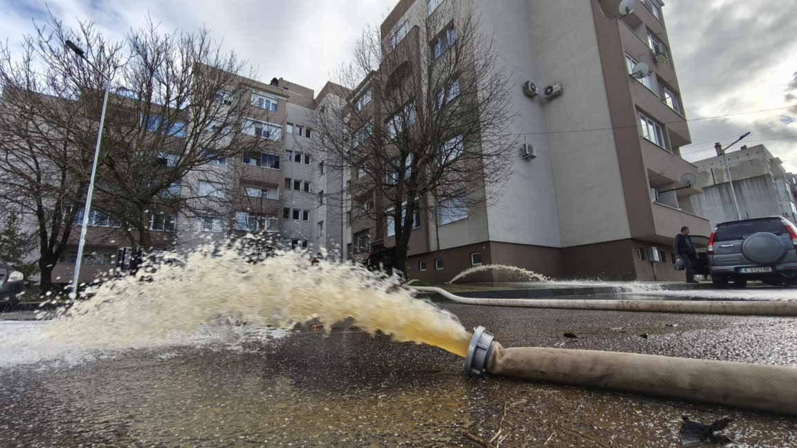 Пожарникари отводняват мазета в кв. "Дружба" в Крумовград