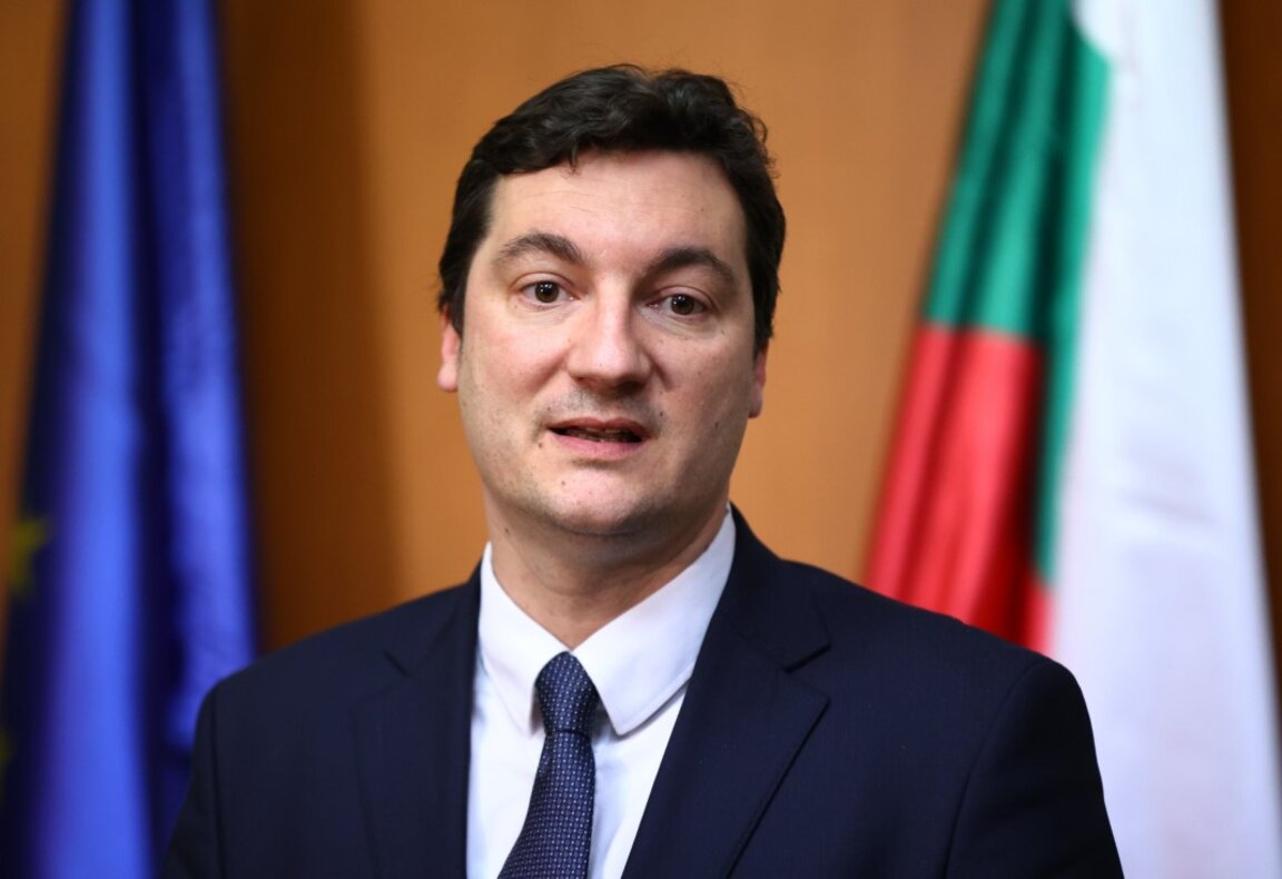 Секретарят по правните въпроси на президента напуска поста си заради референдума за еврото