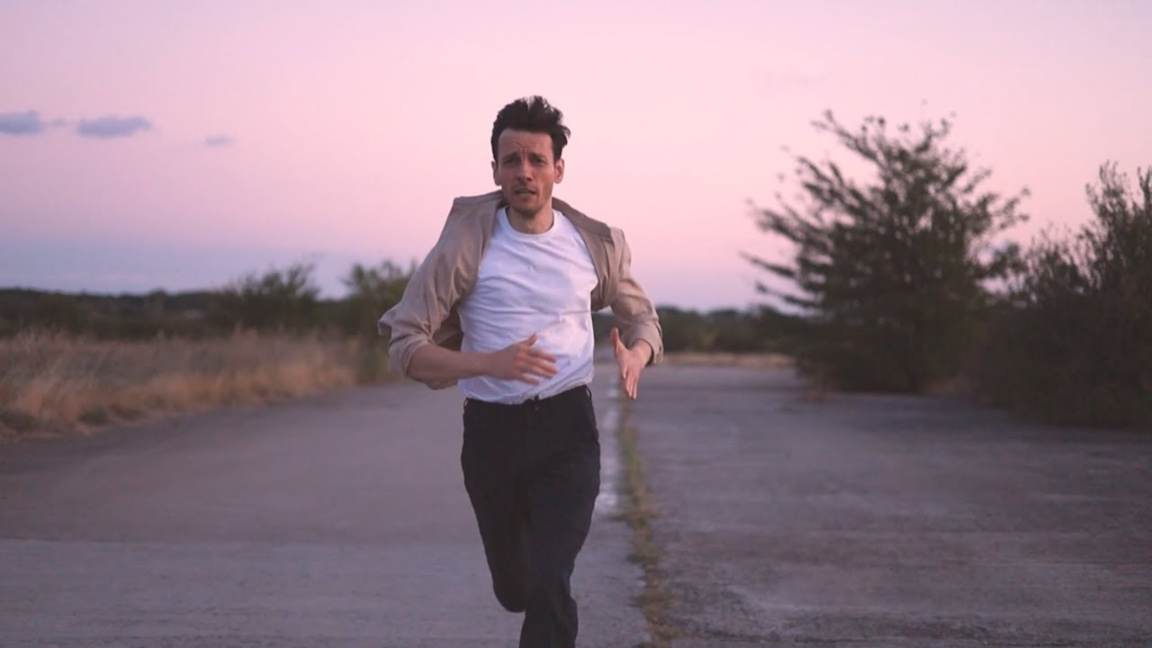 Новият сингъл на Стефан Лалчев със свето...