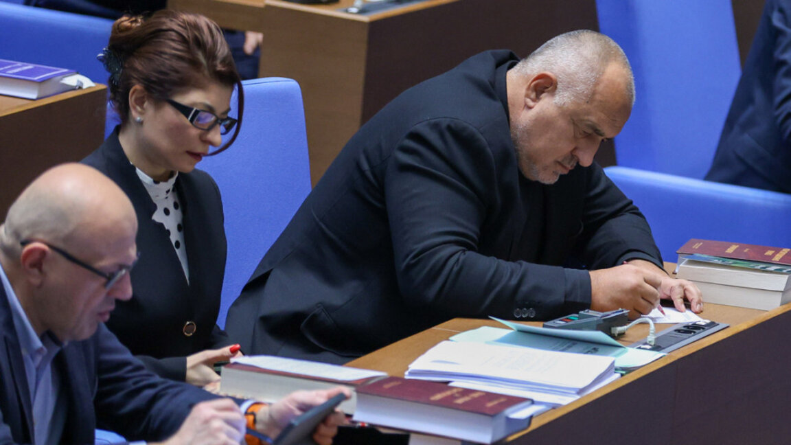 Политическите коментари за промените в Конституцията