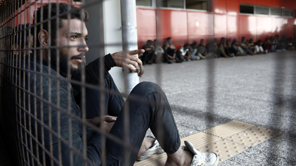 Над 500 бежанци и мигранти, които са спасени в Крит, са били транспортирани с товарен кораб и чакат на пристанището Лаврио, Гърция, архив, юли 2025 г.