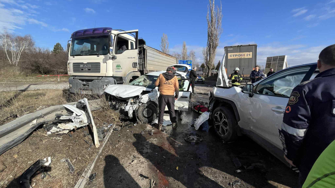 Жена е транспортирана в "Пирогов" след катастрофа на Околовръстното на София