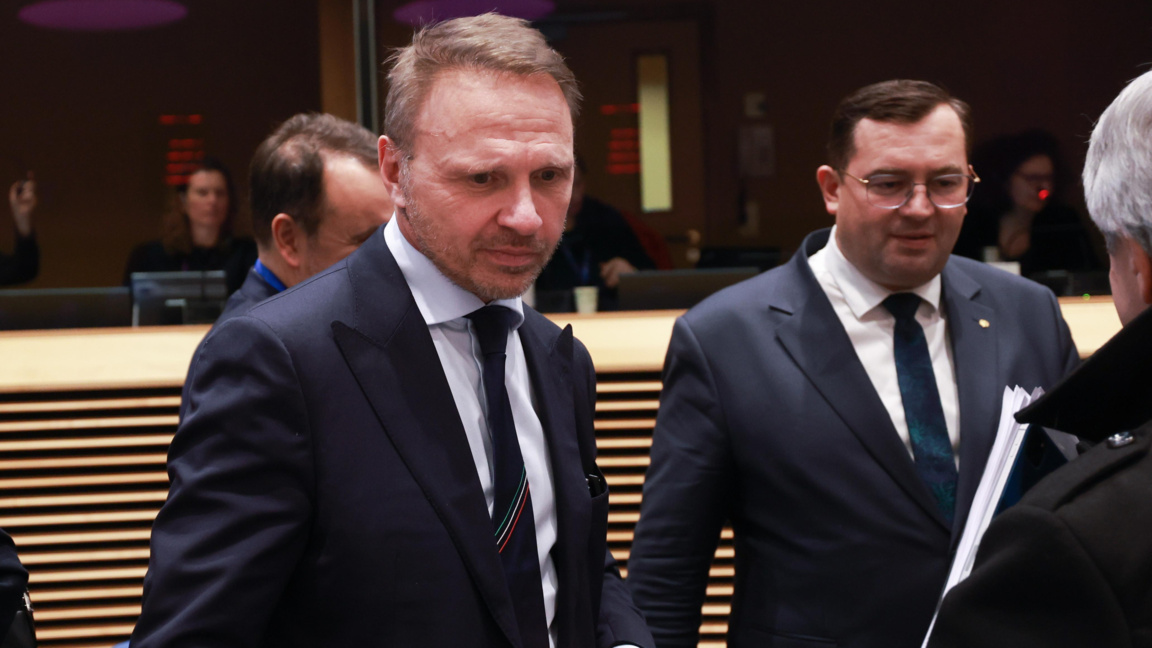 Италианският министър на земеделието Франческо Лолобриджида (вляво) и полският министър на земеделието и развитието на селските райони Стефан Краевски по време на среща с министрите на земеделието от ЕС, организирана от Европейската комисия в Брюксел, Белгия, 7 януари 2026 г.