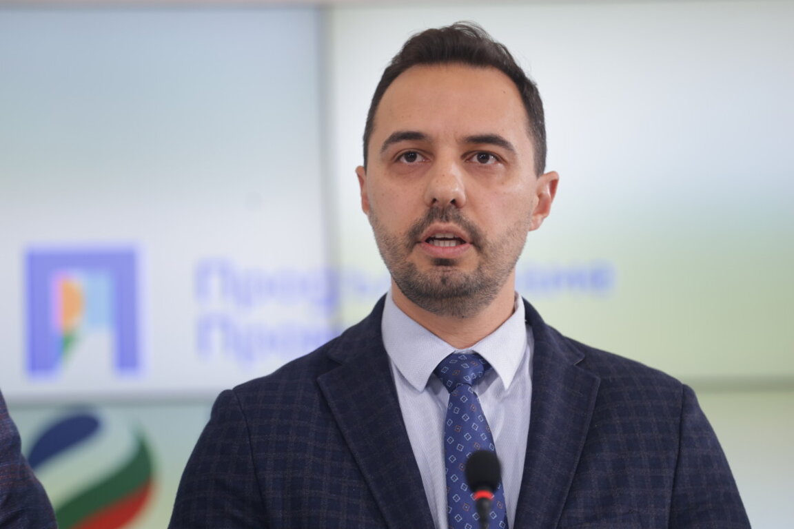 Богдан Богданов говори на брифинга, който представители на ПП-ДБ  дадоха в централата на  ДСБ на ул. "Кърниградска" - 10 ноември 2024 г.