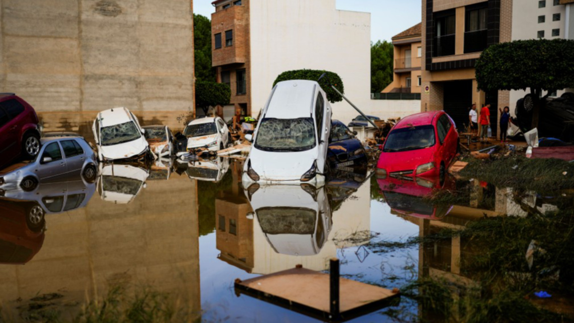 Отнесени от наводненията автомобили във Валенсия, 31 октомври 2024 г.