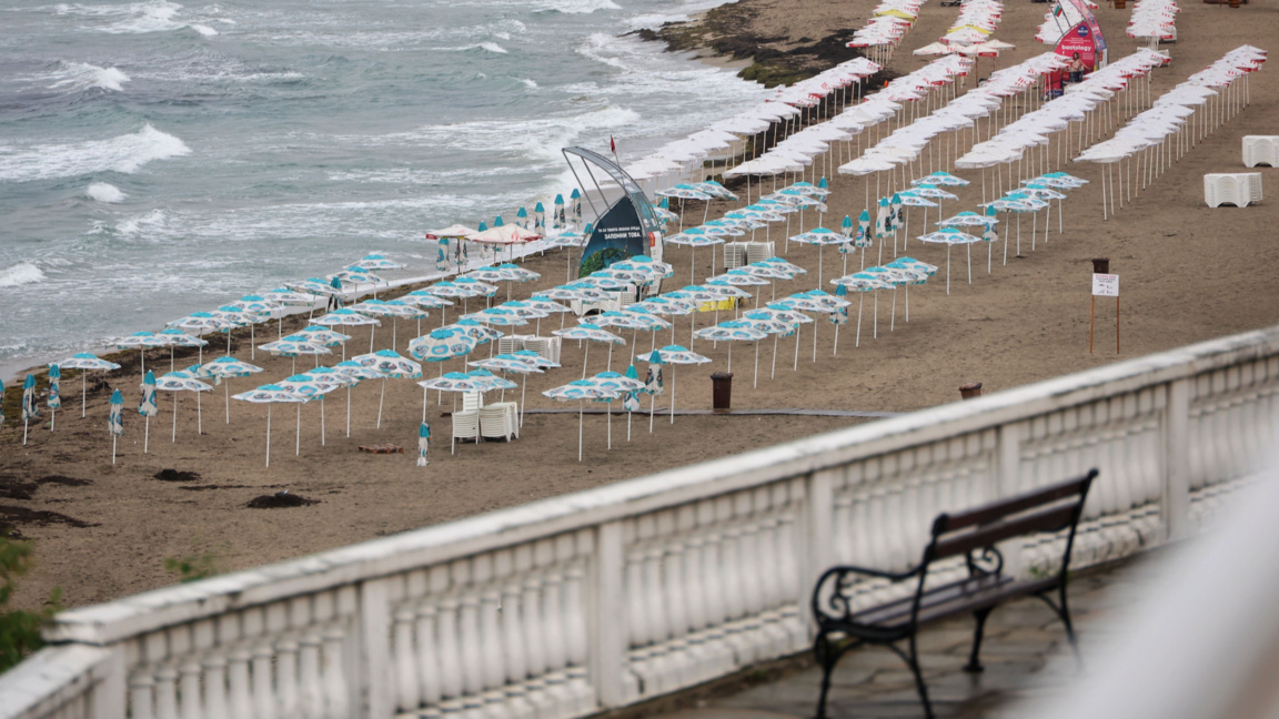 Облаците ще се разсейват, ще продължи да...
