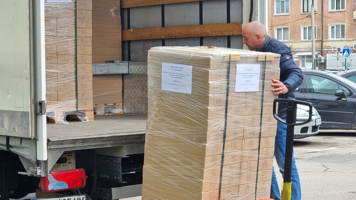 С полицейски ескорт в Перник бяха достав...