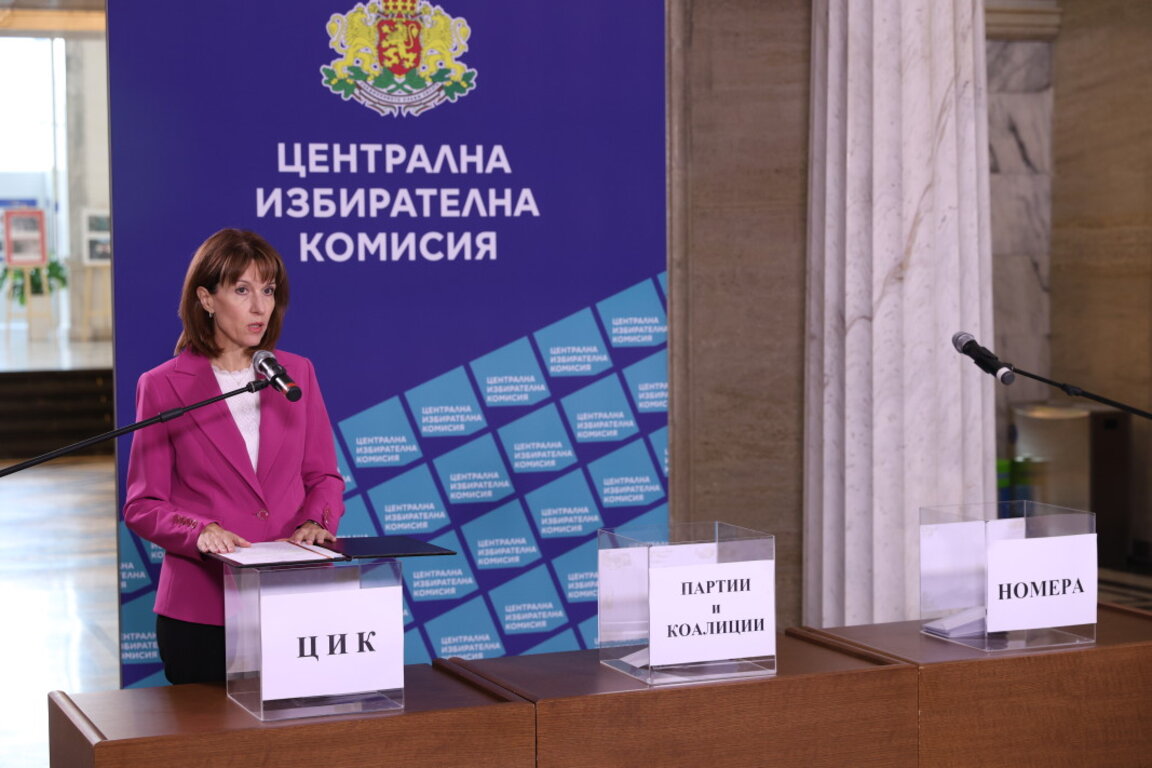 Председателят на ЦИК Камелия Нейкова преди тегленето на жребия за номера в бюлетината на партиите и коалициите.