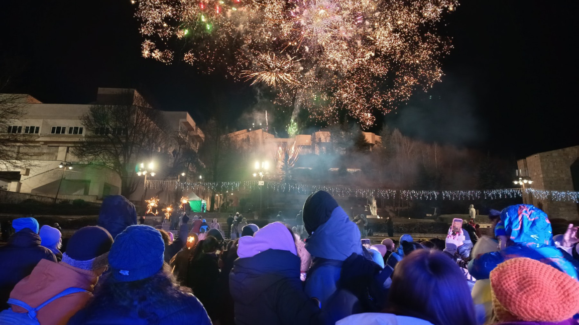 Новогодишен рок енд фолк фестивал събра десетки хора в центъра на Смолян