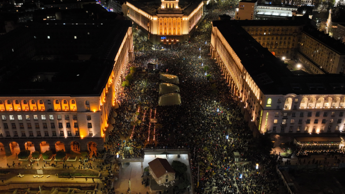 След улични протести управляващите оттеглиха проектобюджета в евро за 2026 г.