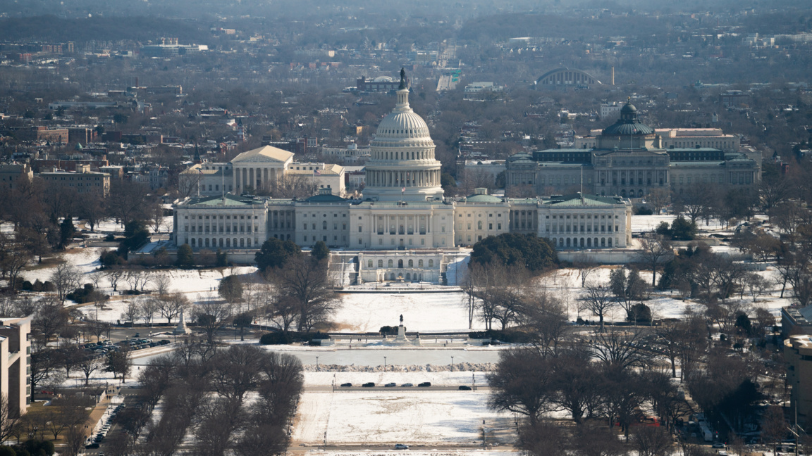 Арестуваха 18-годишен младеж, тичал въоръжен срещу Капитолия