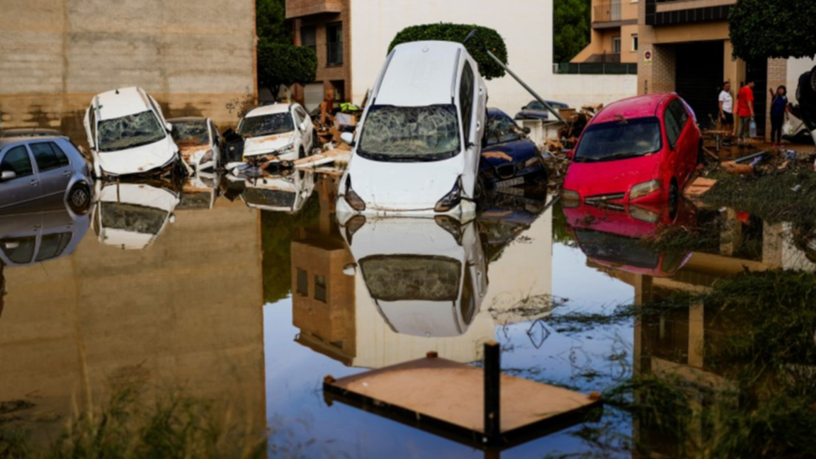 Отнесени от наводненията автомобили във Валенсия, 31 октомври 2024 г.