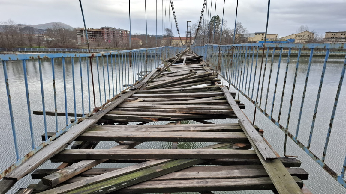 Община Кърджали: Минаването по въжения мост е забранено 
