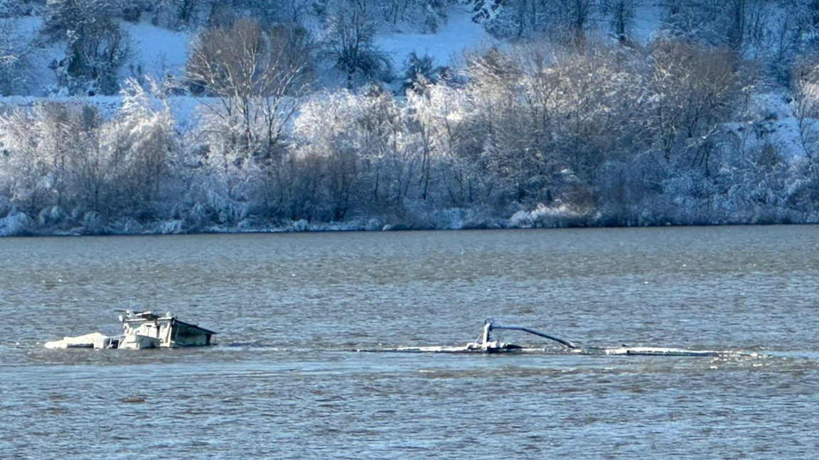 Una gabarra con más de 1100 toneladas de fertilizantes se hunde en el Danubio
