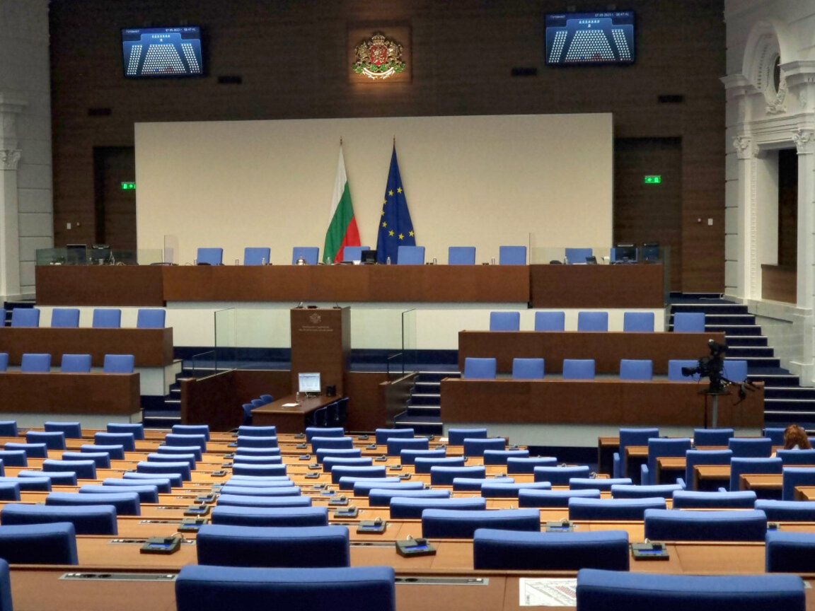 240 мандата, а апетитите към тях са на 7+2 партии: Ето разпределението