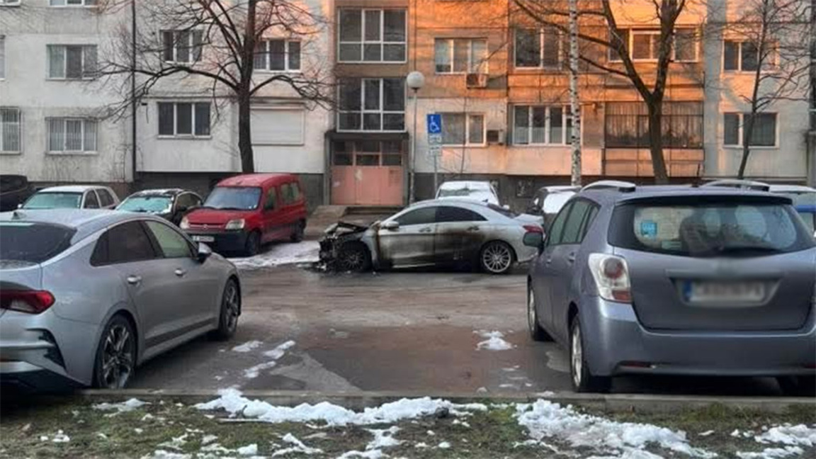 Запалиха автомобил, "запушил" други на паркинг