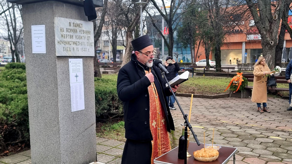 Отец Антон отслужи заупокойна молитва за жертвите на комунистическия режим