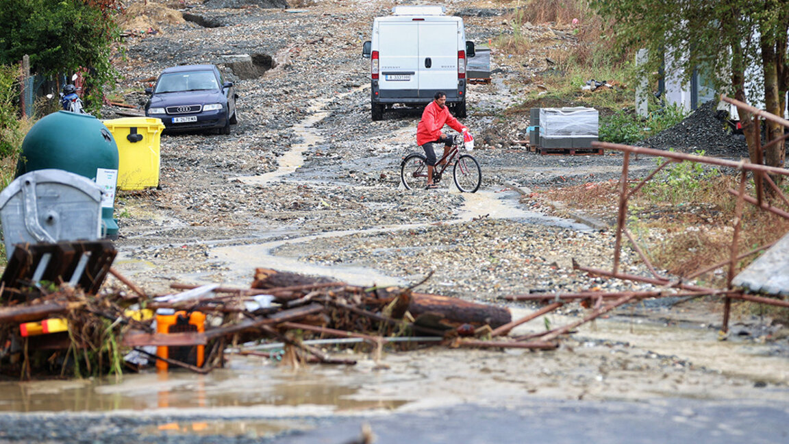Царево бавно се възстановява след потопа