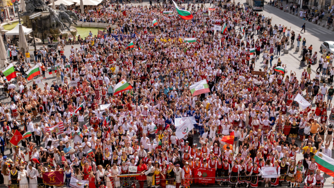 "Магията на българското хоро" завладява ...