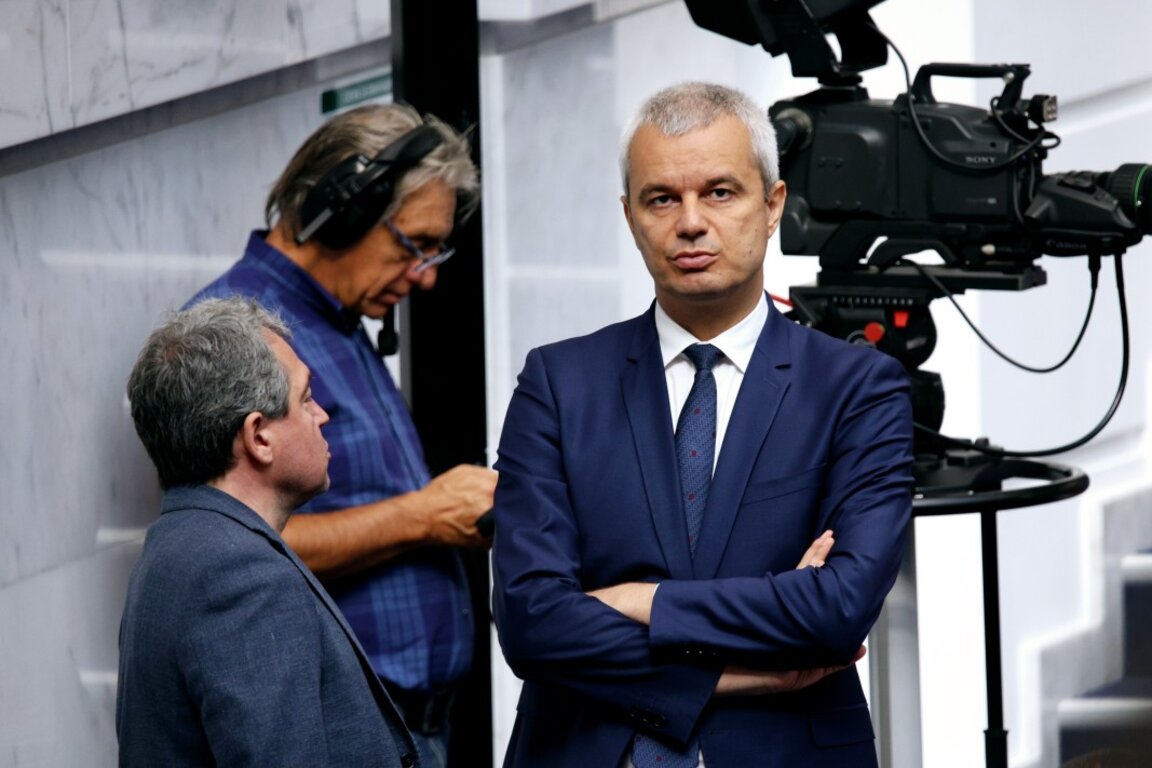 Народните представители Тошко Йорданов, ИТН (вляво), и Костадин Костадинов, "Възраждане"(вдясно), на заседанието на НС - 7 август 2024 г.