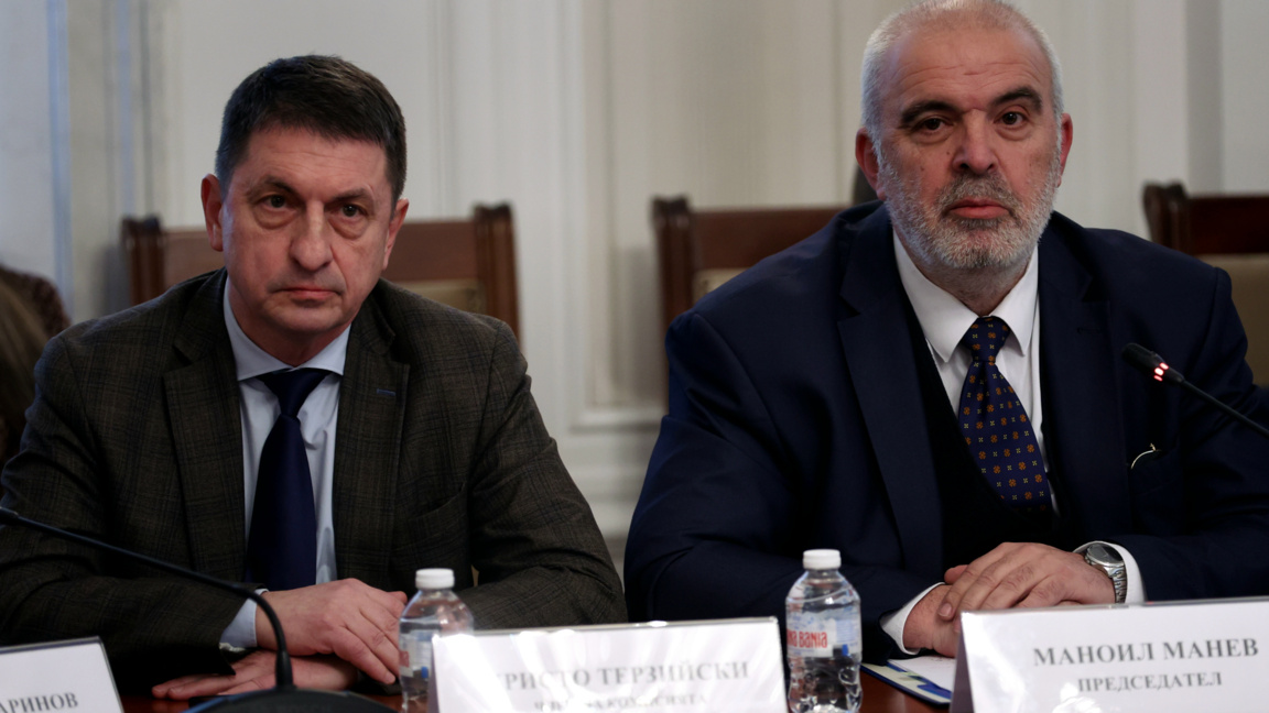 Христо Терзийски от ГЕРБ-СДС и председателят на Комисията по вътрешна сигурност и обществен ред Маноил Манев (вдясно) на заседанието на Комисията -  18 декември 2025 г.