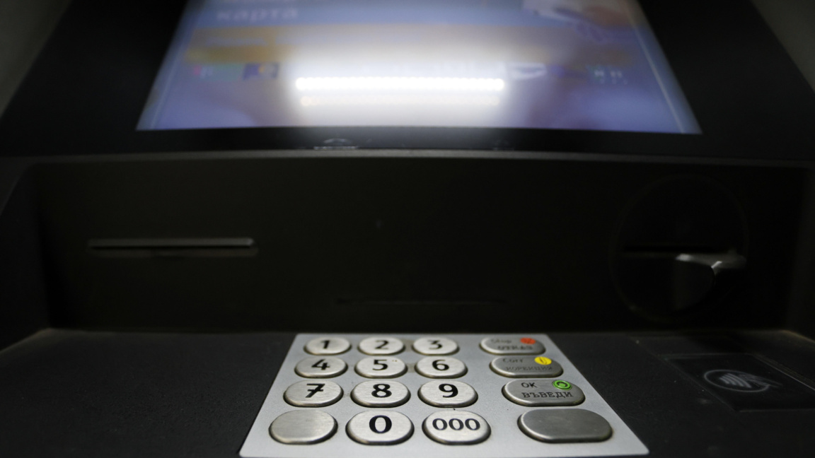 51-годишен открадна дебитната карта на възрастен мъж и изтегли 2000 лева