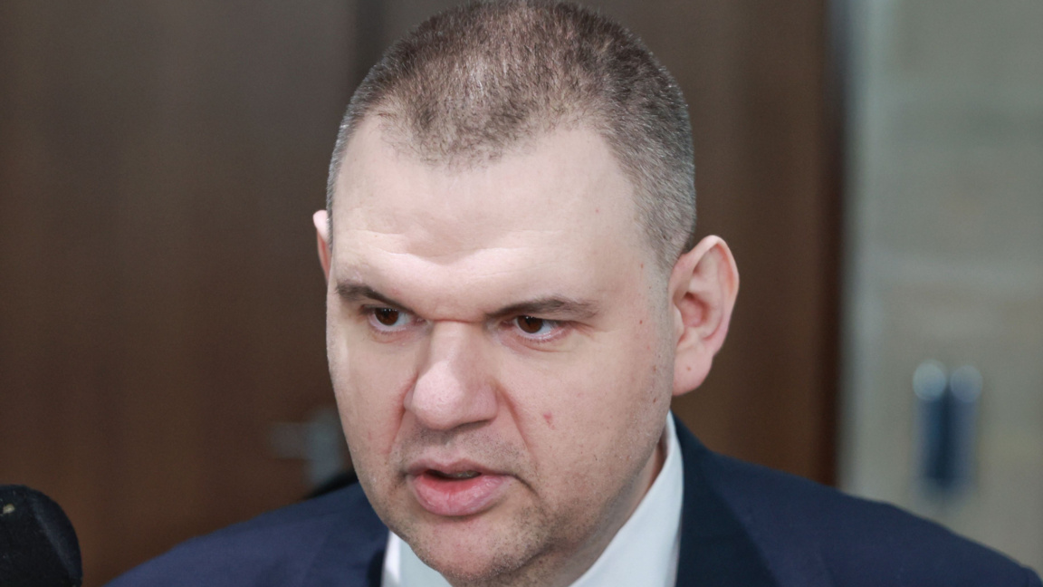 Пеевски отрече обвиненията за финансиране на полетите му