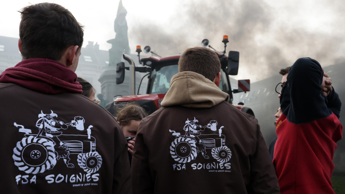 18 декември 2025 г. Хиляди фермери от цяла Европа протестират в Брюксел, докарвайки трактори близо до институциите на ЕС, за да осъдят селскостопанските и търговските политики на ЕС, по-специално споразумението между ЕС и Меркосур, реформите на ОСП и нарастващия регулаторен и финансов натиск, по време на среща на върха на лидерите на ЕС.