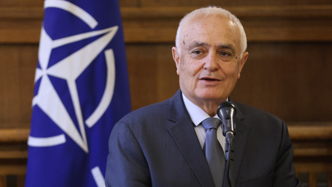 Министърът на отбраната Атанас Запрянов