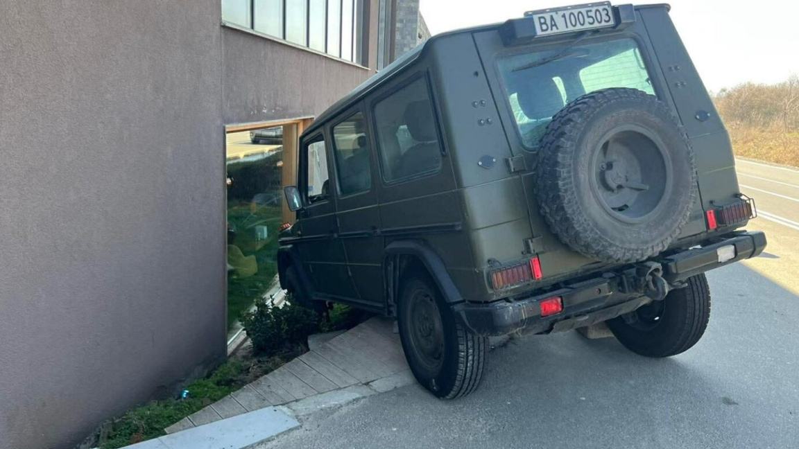 Военен джип се блъсна в заведение край К...