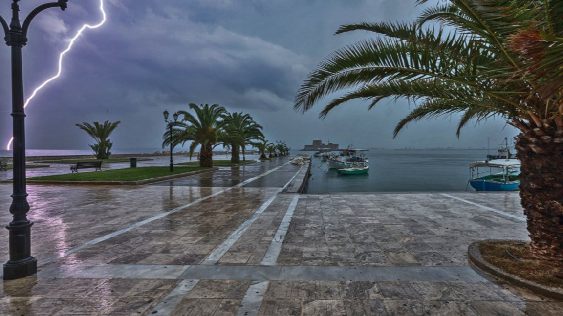 Гърция: Риск от наводнения, циклон нанесе щети в Корфу и Кефалония