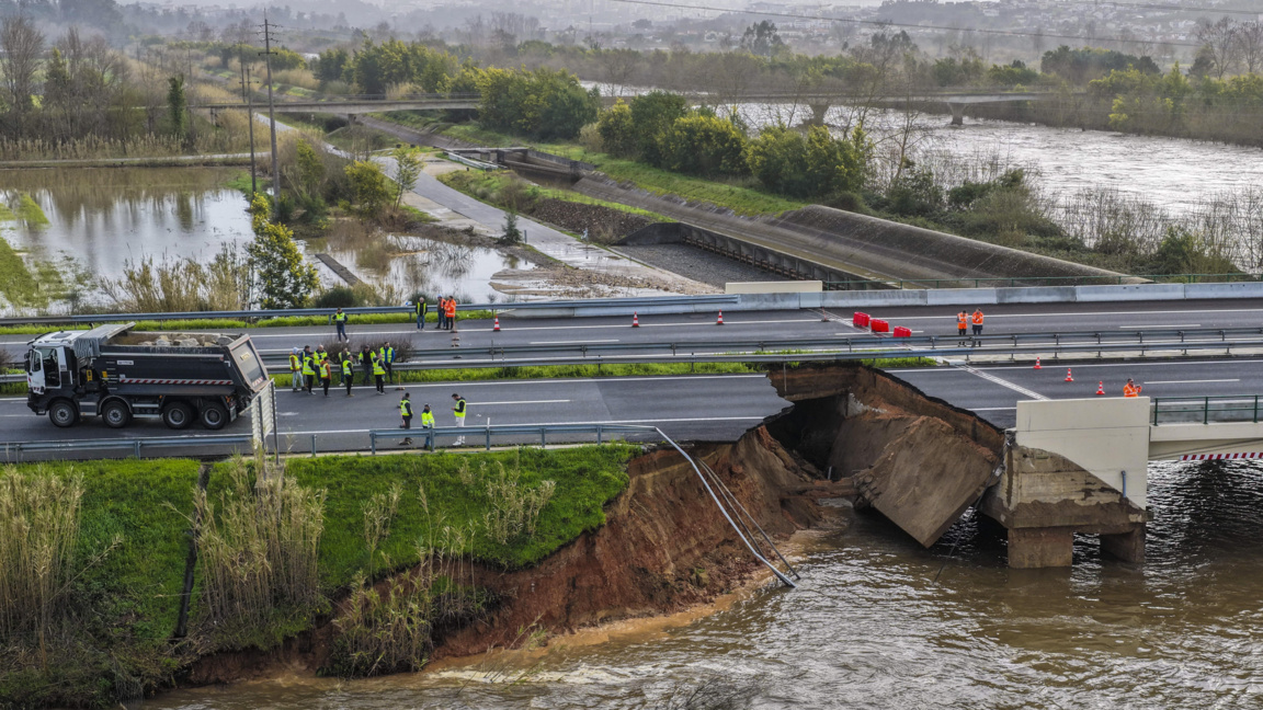Срути се участък от главната магистрала А1, свързваща Лисабон с Порто, поради пробив на язовир Касаиш, след проливните валежи в Коимбра, Португалия, 12 февруари 2026 г.