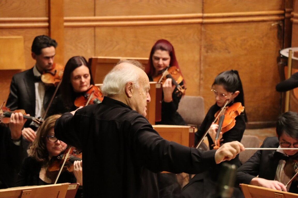 Маестро Георги Димитров пред Симфоничния оркестър на БНР