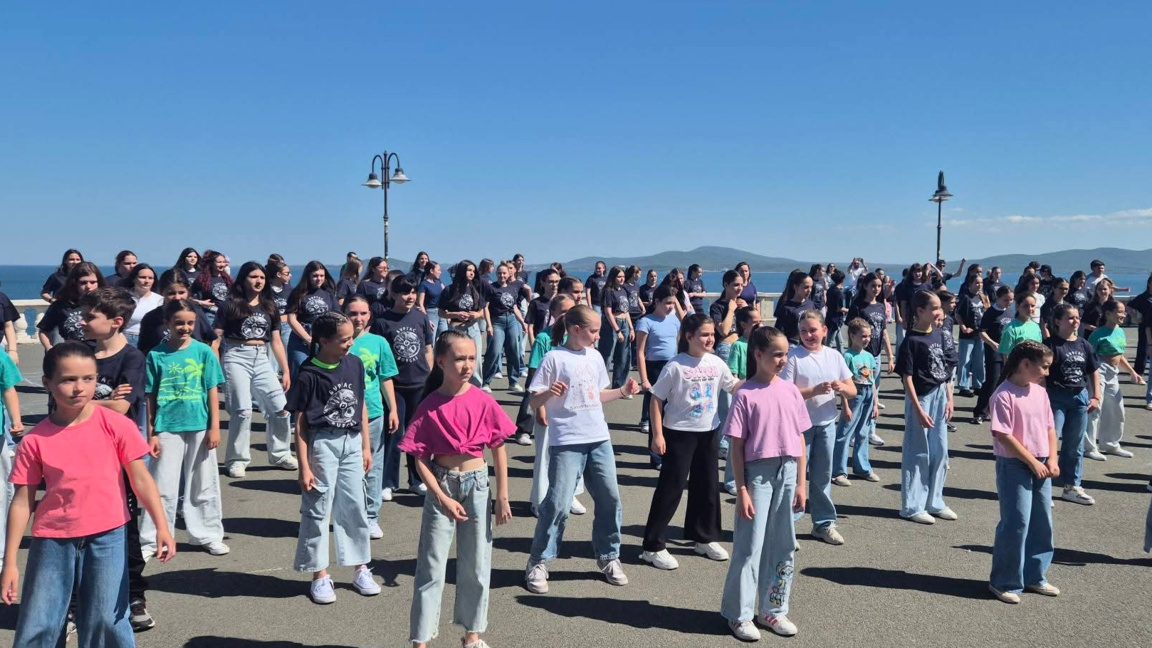 200 деца във флашмоб за старта на Giro d...