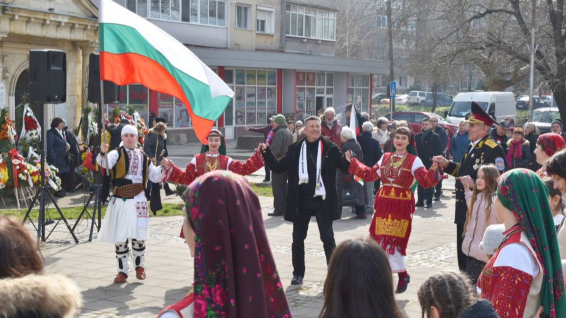 В цветовете на трибагреника ...