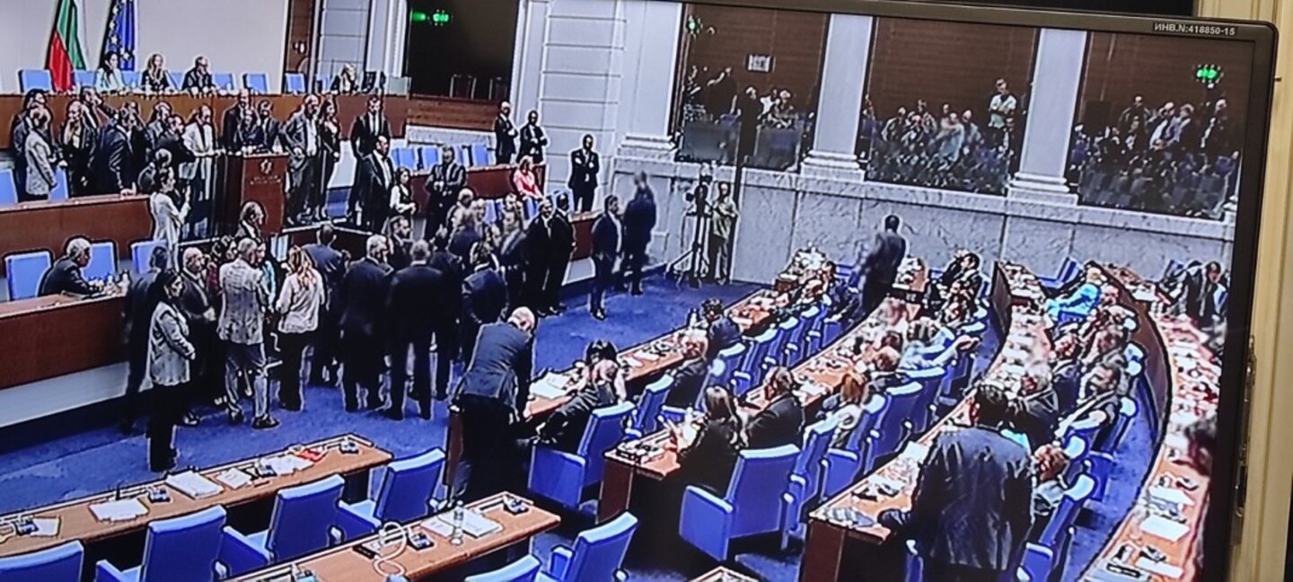 След четири часа опити депутатите събраха кворум, заседанието отново беше прекъснато