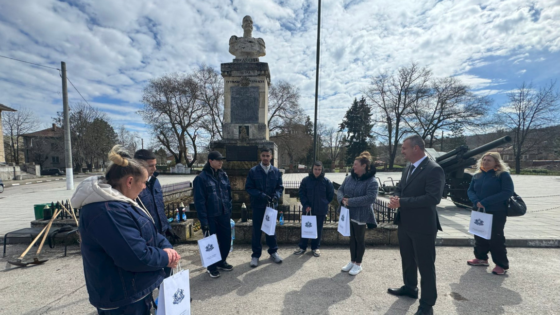 Деца почистиха военен паметник ...