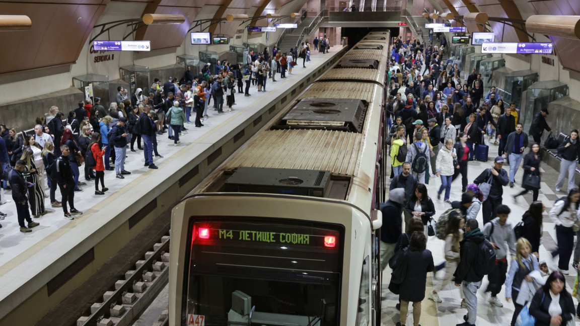 Мъж слезе на релсите и спря движението на метрото в София