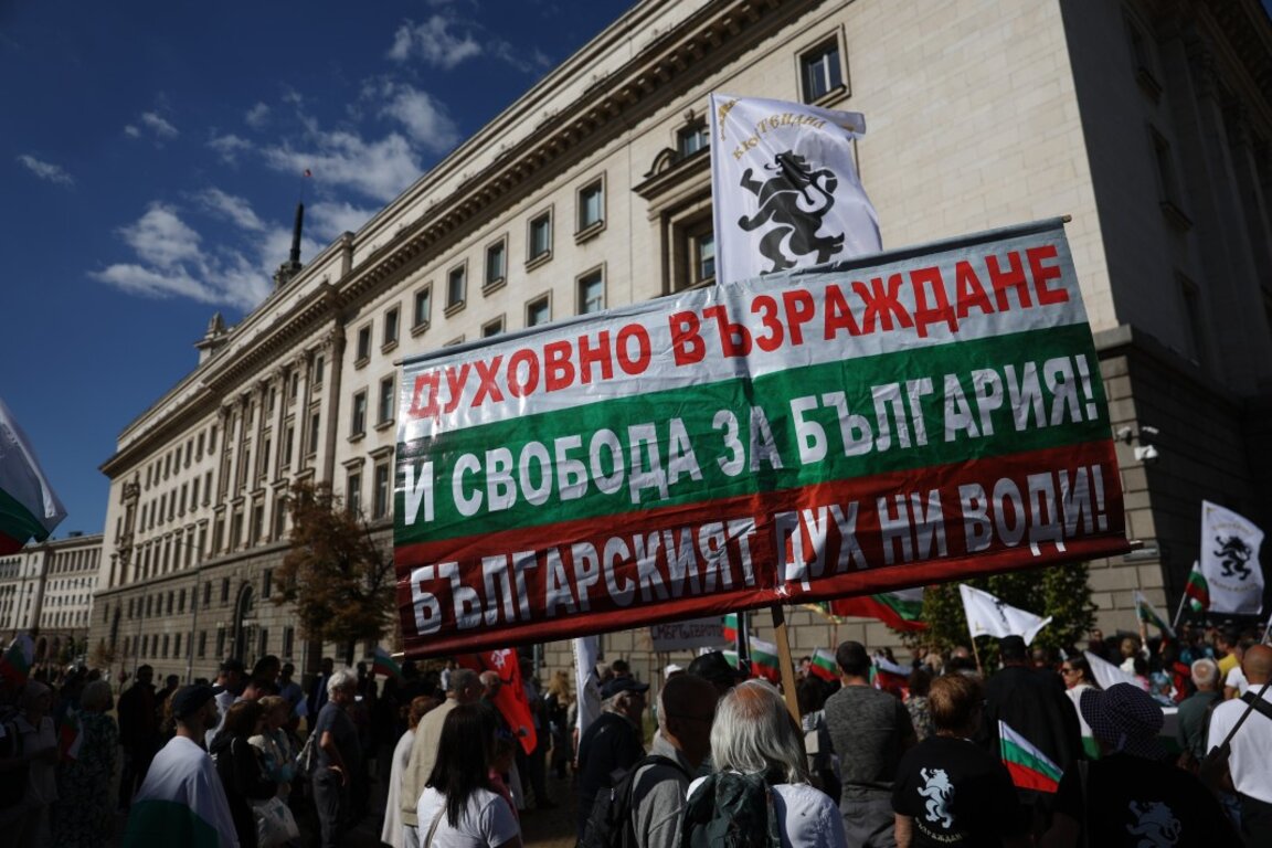 Протест край НС: Държавата потъва, прегърната от два много тежки камъка (ОБНОВЕНА)