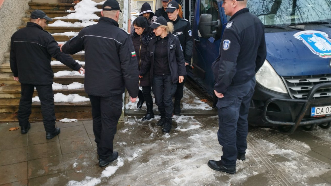 Съдът в Свищов остави в ареста насилниците на животни