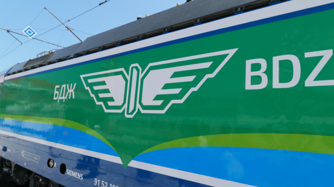 Влак блъсна каруца, загинаха двама души...