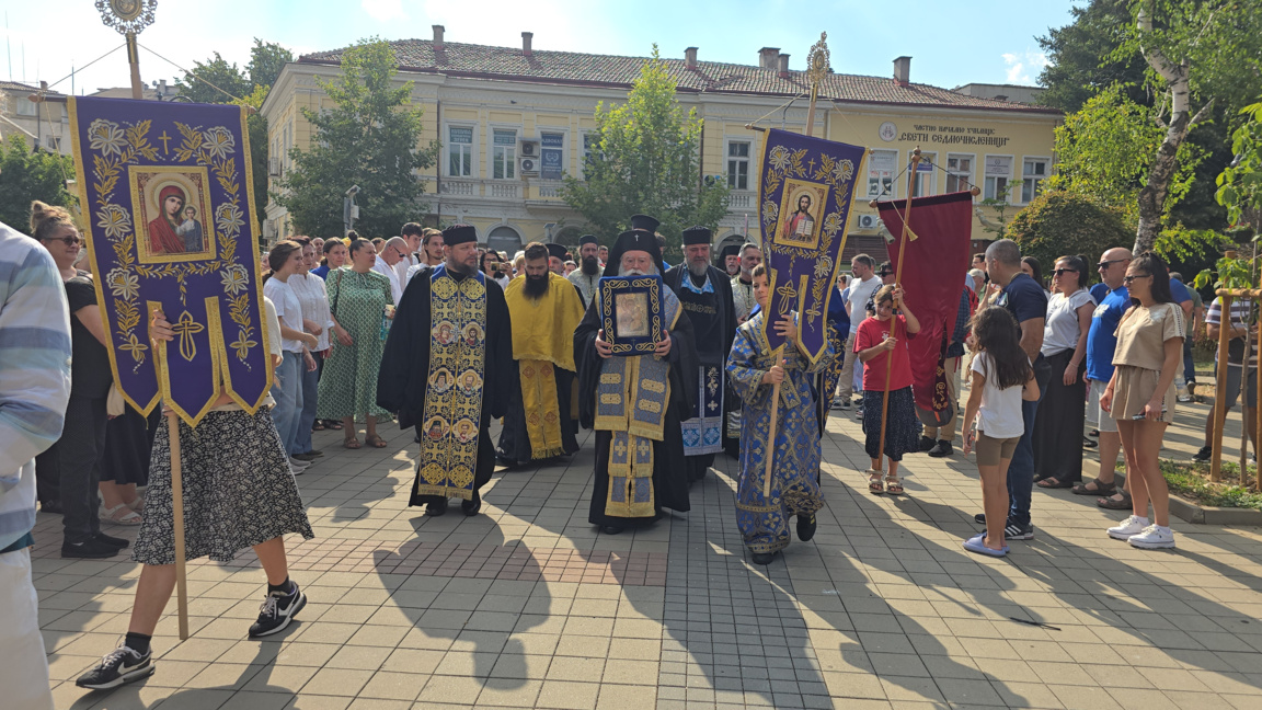 В Ловеч посрещнаха Чудотворната Хавайска мироточива икона на Пресвета Богородица