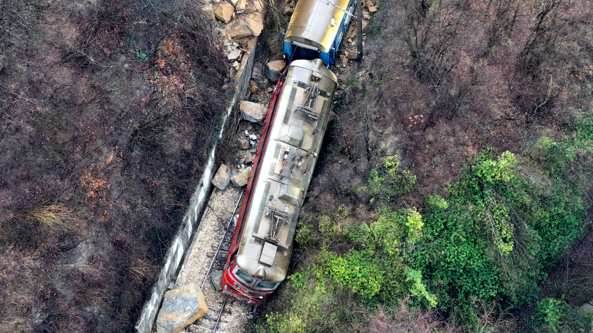 Четирима са пострадалите след дерайлиран...
