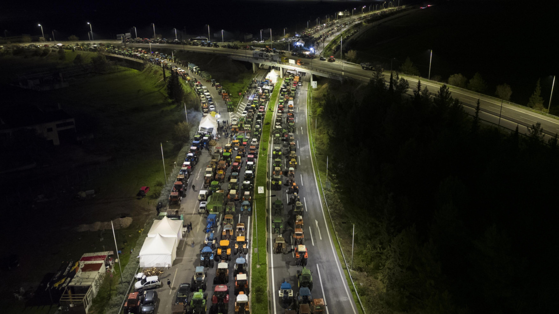 С трактори протестиращите фермери блокират кръстовището Никея на магистралата Атина-Солун близо до Лариса, Гърция, 9 декември 2025 г.
