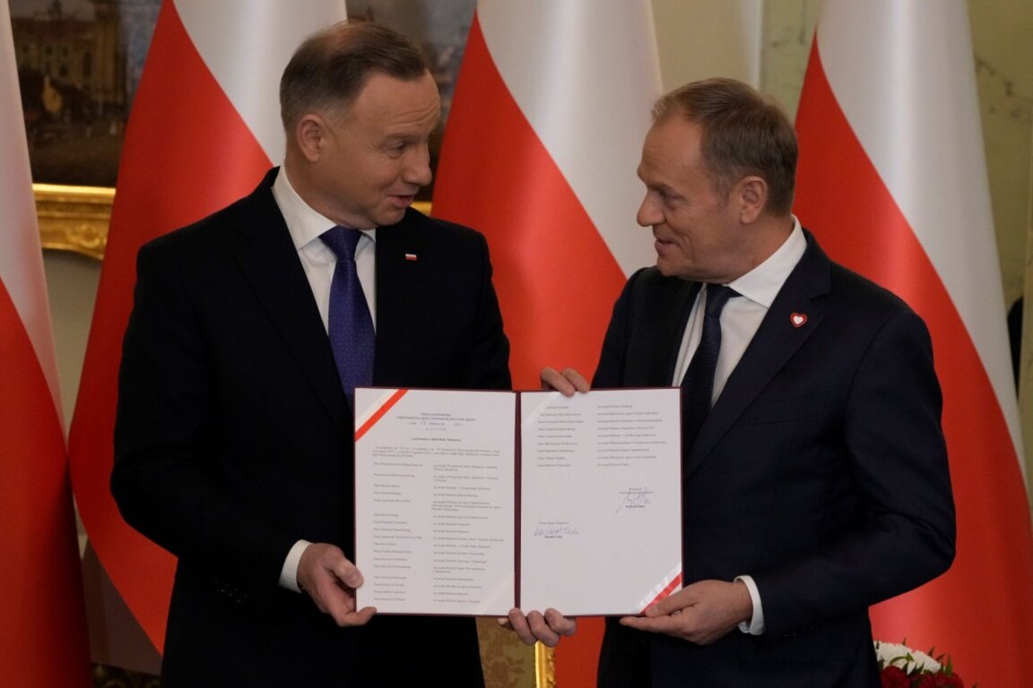 Президентът на Полша Анджей Дуда (вляво) и министър-председателят Доналд Туск