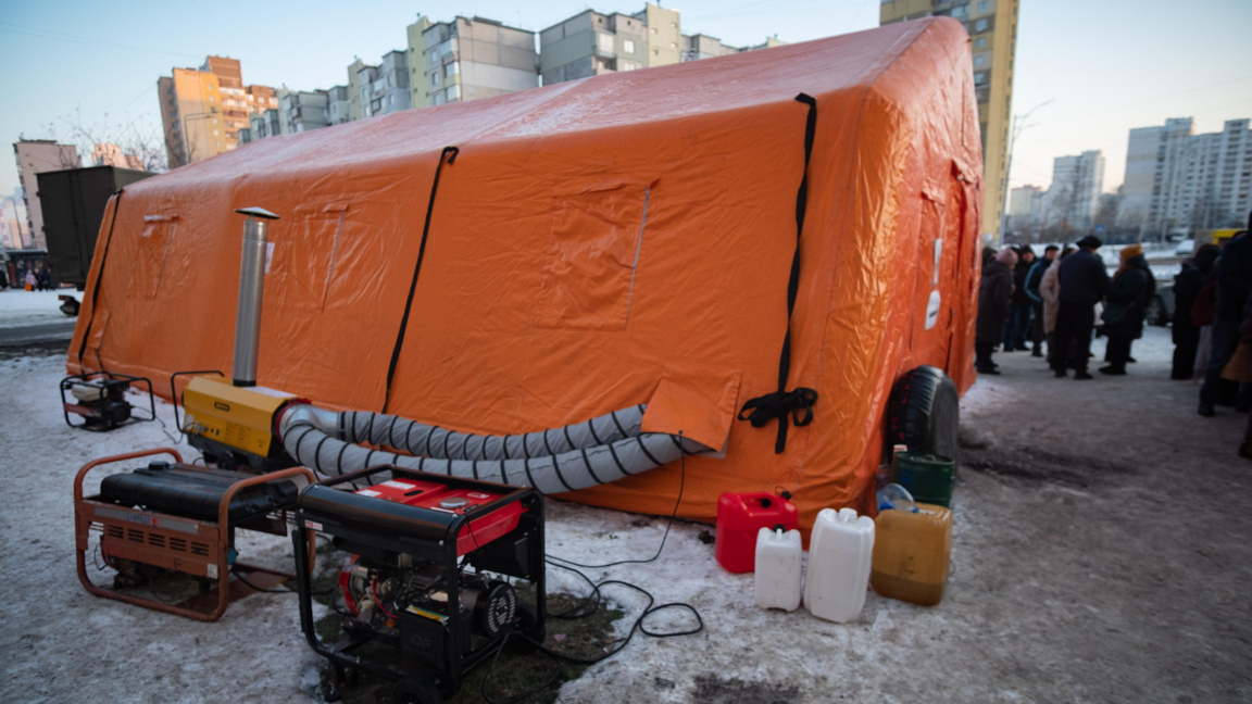 Подслон за останали без ток и отопление в Киев, Украйна, 17 януари 2026 г.