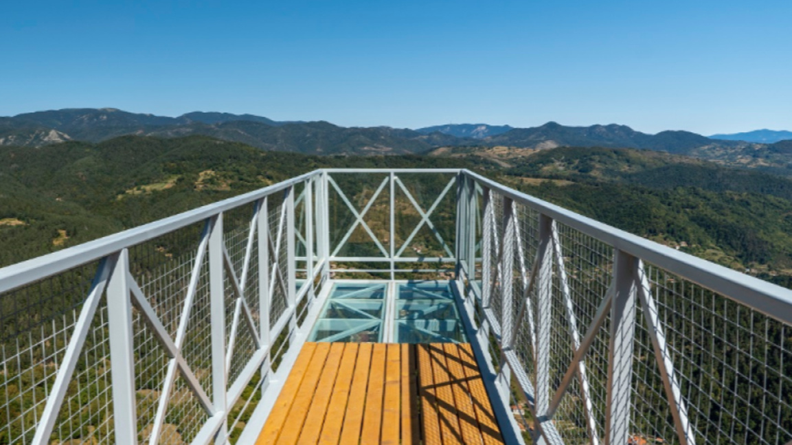 Ανακαινίστηκε η εμβληματική υάλινη πανοραμική πλατφόρμα «Η κορυφή» στη Ροδόπη